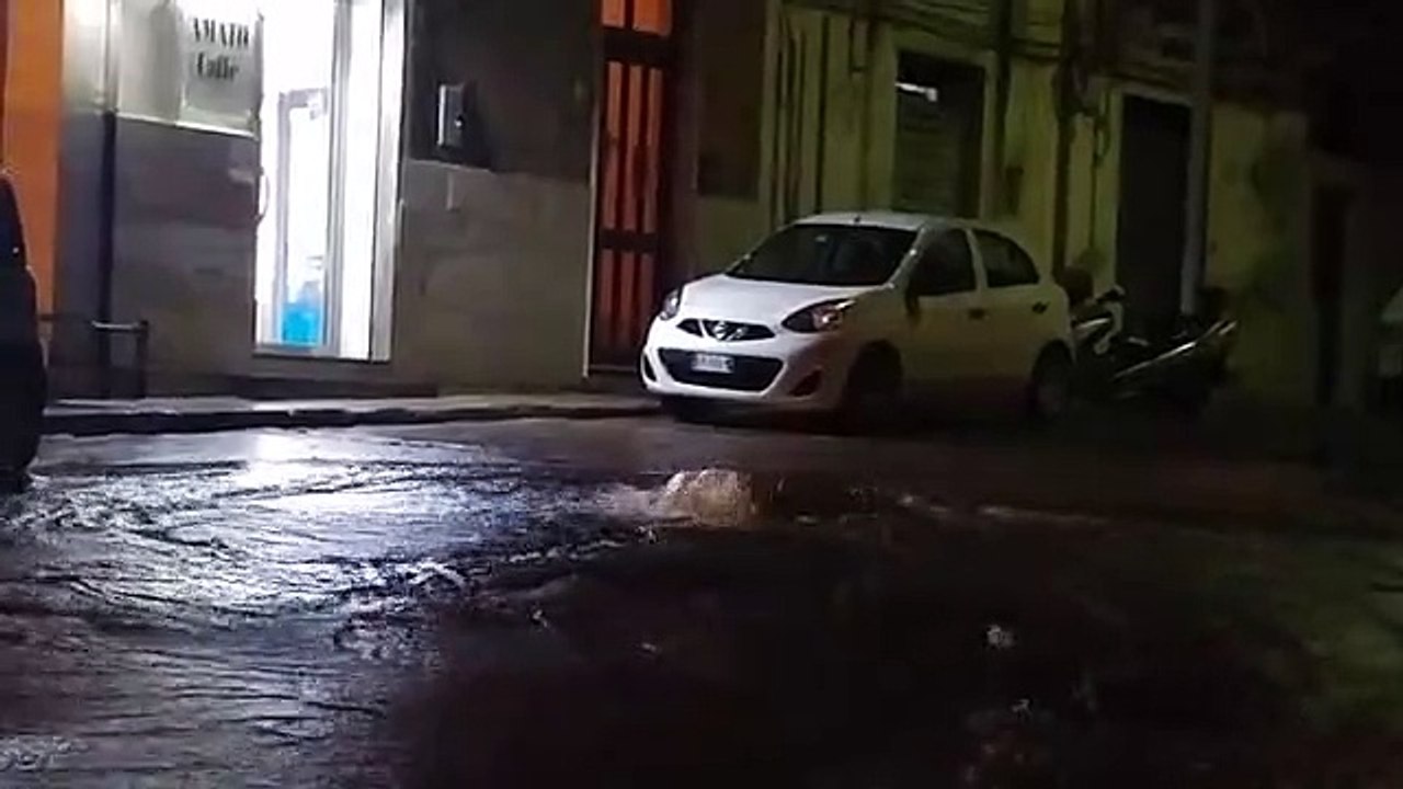 Maltempo a Reggio Calabria: forte pioggia in cittÃ , salta un tombino in Via San Pietro