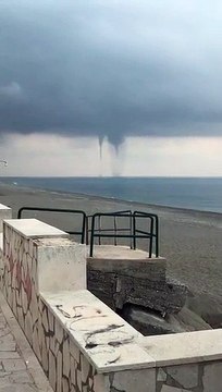 Maltempo in Calabria, coppia di trombe marine nelle acque del mar Tirreno a Fiumefreddo Bruzio