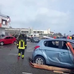 Crotone, il capannone Unieuro devastato dal tornado
