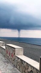 Maltempo in Calabria, le trombe marine nelle acque di Fiumefreddo Bruzio
