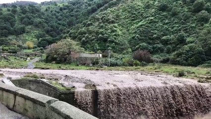 Tải video: Maltempo a Reggio Calabria, la piena del torrente Valanidi: uomo isolato