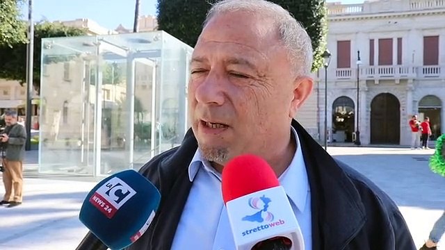 Reggio Calabria: flash mob â€œGiÃ¹ le mani dallâ€™informazioneâ€, intervista a Michele Albanese