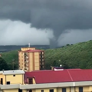 Crotone, le immagini del tornado che ha colpito il Centro Commerciale Le Spighe