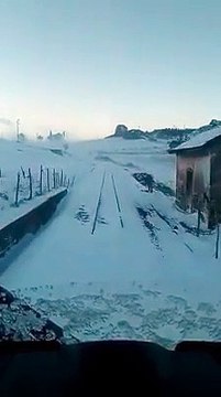 Maletto, lo straordinario spettacolo dell'Etna sommersa di neve da un treno della ferrovia storica Circumetnea