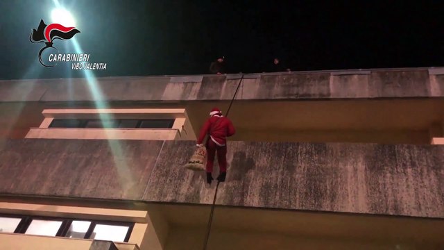 Si cala dal tetto portando doni ai bambini: Carabiniere Babbo Natale in Calabria, le immagini