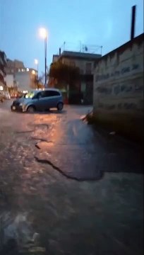 Reggio Calabria: le immagini dell'auto rimasta bloccata in una buca