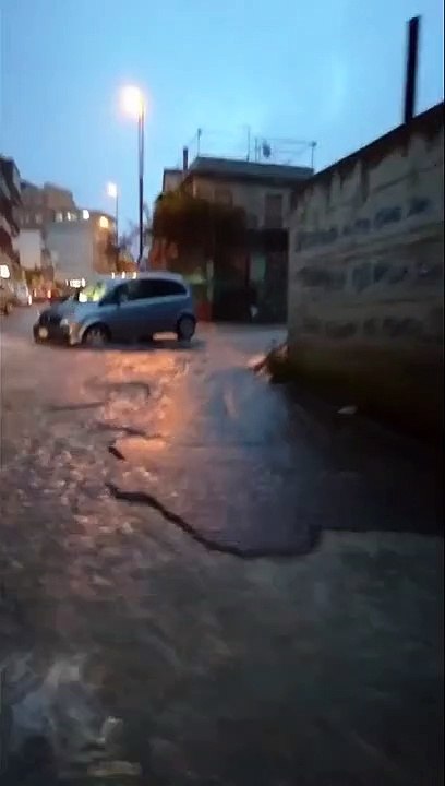 Reggio Calabria: le immagini dell'auto rimasta bloccata in una buca