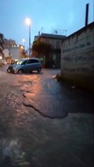 Reggio Calabria: le immagini dell'auto rimasta bloccata in una buca