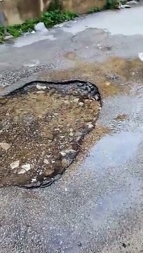 Reggio Calabria: le immagini della perdita d'acqua nella via Sbarre inferiori