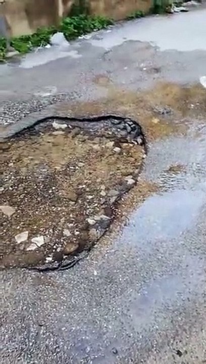 Reggio Calabria: le immagini della perdita d'acqua nella via Sbarre inferiori
