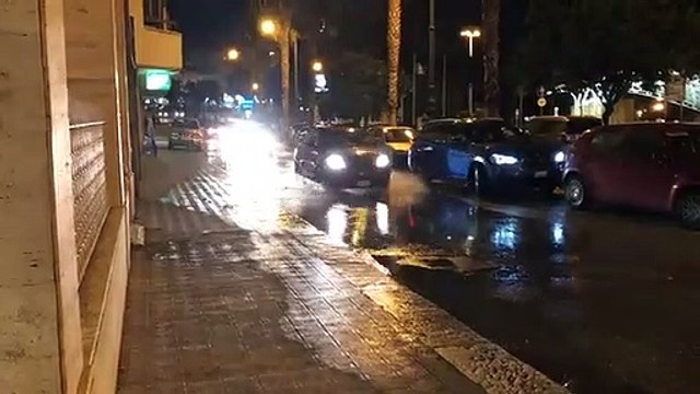 Reggio Calabria, maxi perdita d'acqua sul Lungomare: le immagini