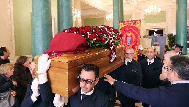 Reggio Calabria in lutto per l'ultimo saluto a Giacomo Battaglia, grande commozione ai funerali