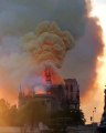 Incredibile incendio a Notre-Dame, il momento del crollo della guglia