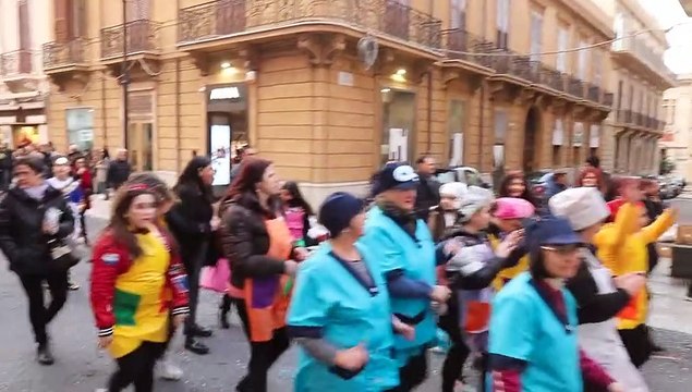 Carnevale a Reggio Calabria: sfilata di carri allegorici sul Corso Garibaldi, le immagini
