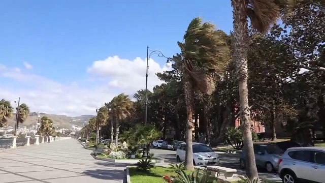 Reggio Calabria: le immagini del mare agitato a causa del forte vento