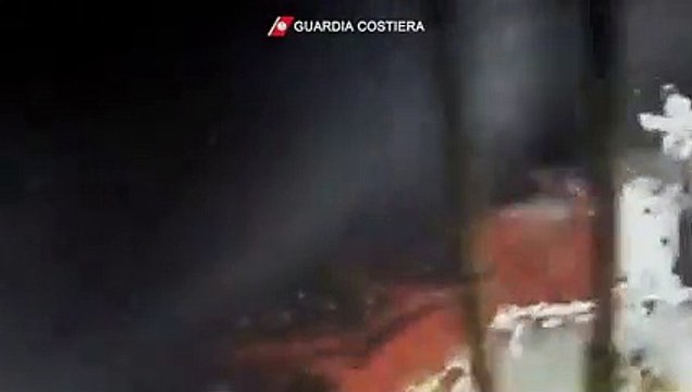 Migranti dispersi nel terribile naufragio a Lampedusa: ecco le immagini della Guardia Costiera