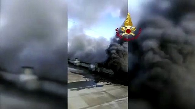 Messina, vasto incendio in un deposito a San Filippo del Mela: le immagini