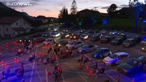Autósmozi-stílusban zajlik a svájci nyári zenei fesztivál