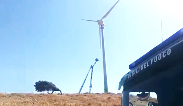 Sassari - Operai bloccati vicino pala eolica, soccorsi dai Vigili del Fuoco (29.07.20)