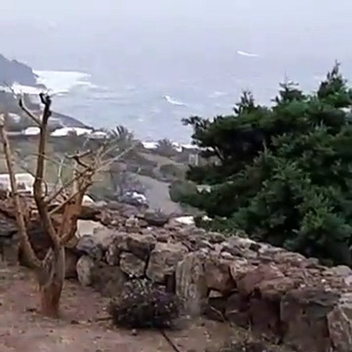 Meteo, bufera di scirocco a Pantelleria nel giorno di Pasqua: le immagini