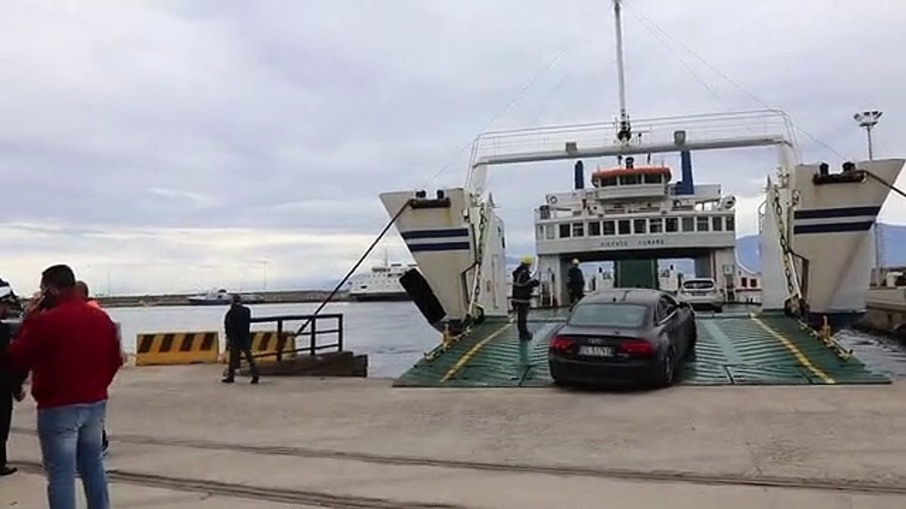 Reggina: partiti 14 tifosi per Catania, restano a casa tutti gli altri. Le immagini dell'arrivo e della partenza della nave