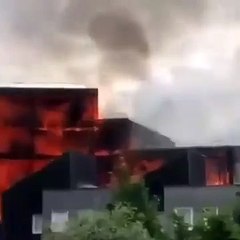 Londra, enorme incendio in un edificio di Barking