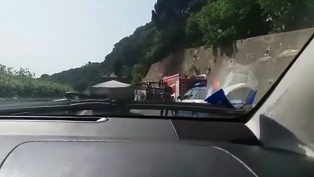 Messina, bus in fiamme in autostrada: le immagini