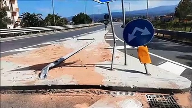Reggio Calabria: le immagini dell'incidente sulla SS106 alla rotatoria della Coca Cola a Pellaro