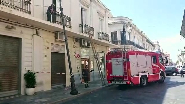 Reggio Calabria, lampione sradicato da camioncino Avr sul corso Garibaldi