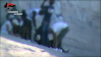 Calabria: le immagini dei 3 cittadini gambiani che spacciavano in spiaggia