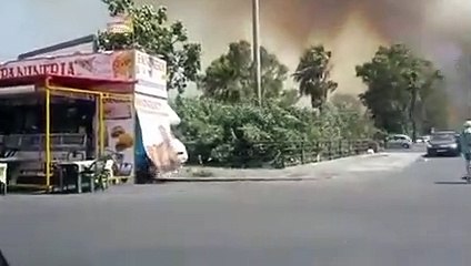 Caldo estremo in Sicilia, +42Â°C a Catania devastante incendio alla Plaia, bagnanti evacuati con i gommoni