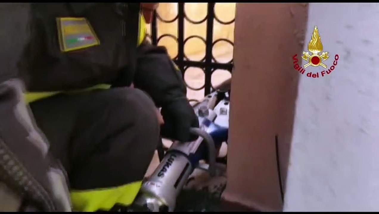Messina, Vigili del Fuoco portano in salvo un cucciolo: le immagini