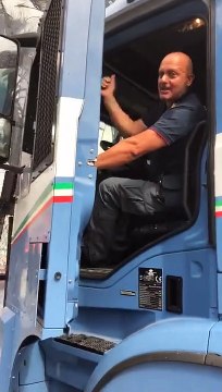 Spaventoso incendio a Catania, le fiamme divorano la spiaggia: le immagini