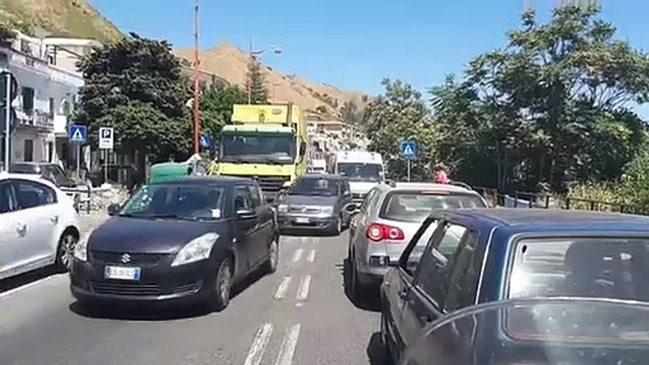 Messina, raccolta Rsu sulla litoranea nord di giorno: le immagini