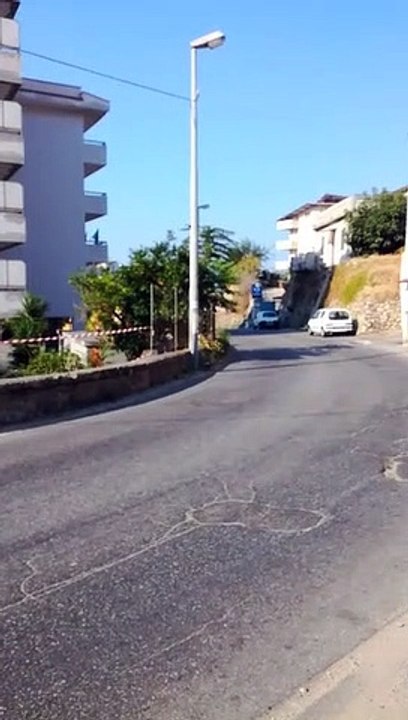 Reggio Calabria, a San Cristoforo un mezzo pesante ha urtato un muretto che Ã¨ crollato