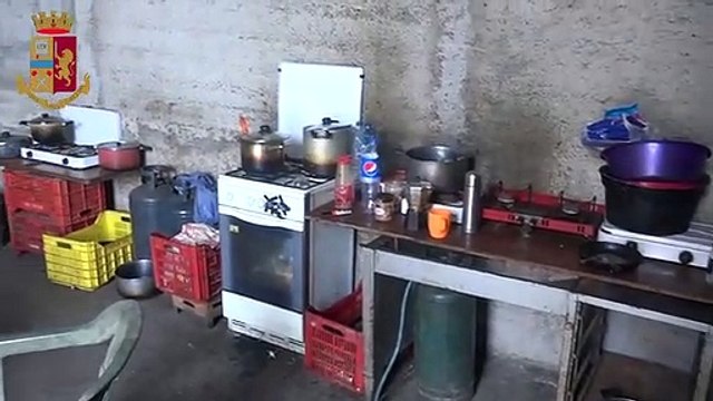 Caporalato a Reggio Calabria, la Polizia di Stato sequestra una masseria fatiscente: le immagini