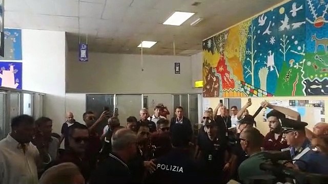 Reggina, l'accoglienza calorosa dei tifosi amaranto per German Denis