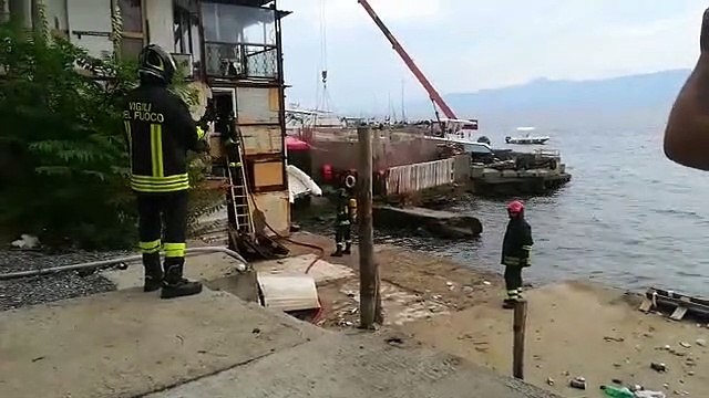 Reggio Calabria, le immagini del fabbricato interessato dalle fiamme pochi minuti fa