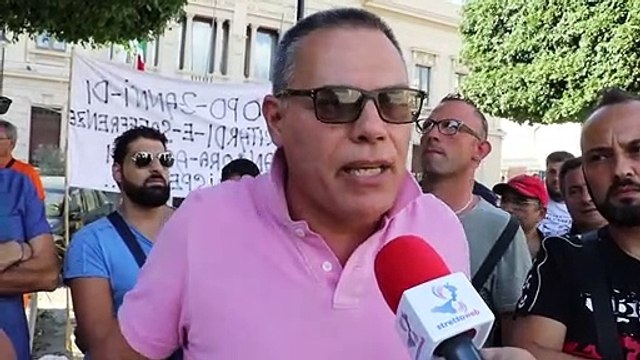 Reggio Calabria, la protesta dei lavoratori Avr a Piazza Italia. Un lavoratore: vogliamo essere pagati