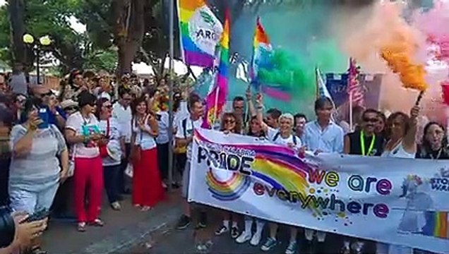 Reggio Calabria, il corteo Gay Pride parte sul Lungomare con il Sindaco FalcomatÃ in prima fila