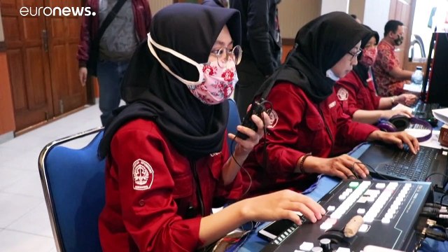 شاهد.. حفل تخرج يكرم روبوتات بدلا من الطلاب المتفوقين