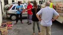 Messina, lotta all'ambulantato selvaggio: cassette di frutta e verdura donate alla mensa di Sant'Antonio, le immagini