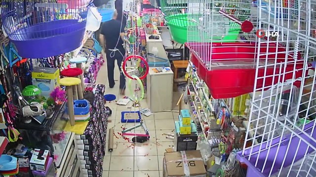 Dünürünün iş yerini basıp sopayla öldüresiye dövdüler...O anlar kamerada