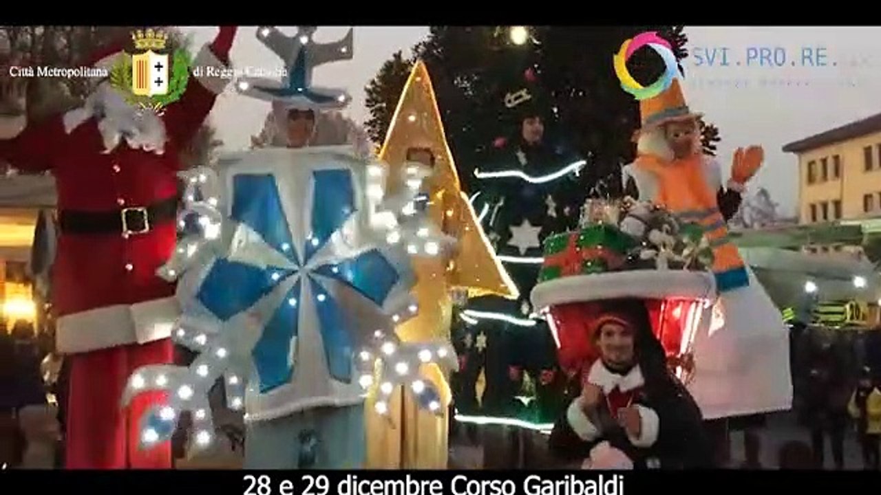 Parata di Natale sui trampoli lungo il corso Garibaldi a Reggio Calabria