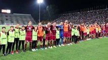 Reggina-Catanzaro, i calciatori sotto la curva dopo il successo nel derby