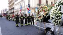 Reggio Calabria, la salma di Nino Candido sul corso Garibaldi prima dei funerali: l'omaggio solenne dei Vigili del Fuoco