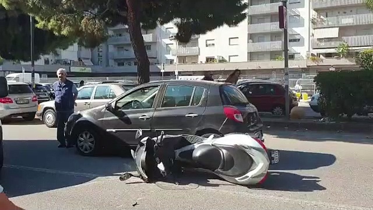 Reggio Calabria, le immagini dell'incidente di pochi minuti fa sul Viale Calabria