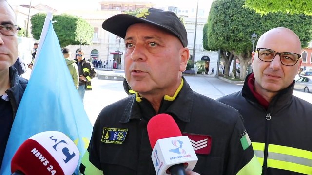 Reggio Calabria, protesta dei Vigili del Fuoco a Piazza Italia. Capozza: il governo ci ascolti