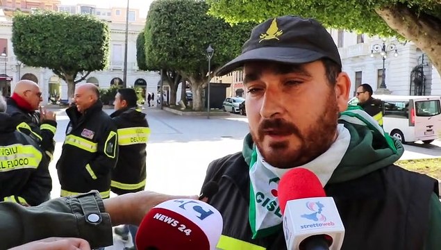 Reggio Calabria, protesta dei Vigili del Fuoco a Piazza Italia. Stilo: la politica smetta di prenderci in giro