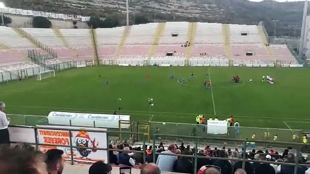 Acr Messina-Fc Messina: squadre in campo, entusiasmo sugli spalti